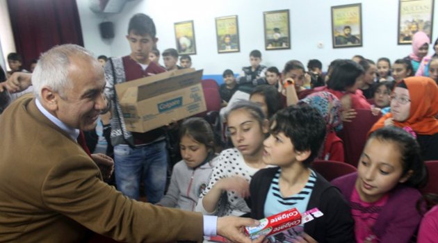 Öğrencilere diş fırçası ve diş macunu dağıtıldı