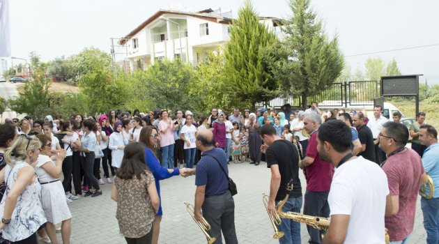Öğrencileri bandoyla karşıladılar