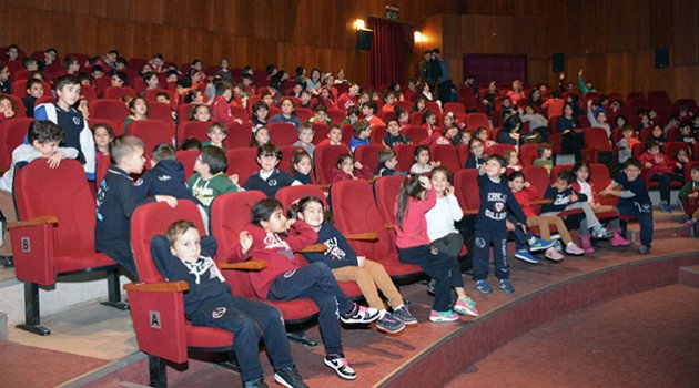 Öğrencilerin tiyatro keyfi