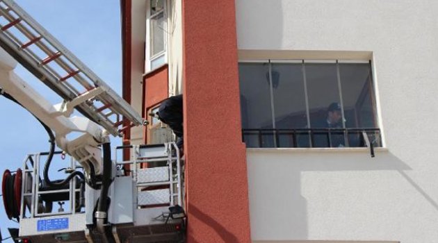 Öğrencilerin yaşadığı evde çalan gaz alarmı panik yarattı