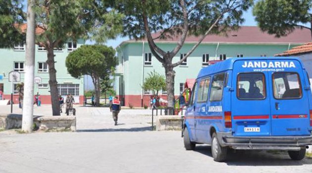 Öğrencilerinin gözü önünde dövüldü