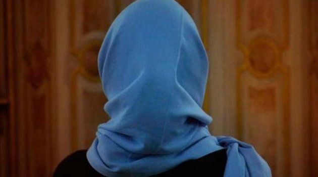 Öğrencisinin başörtüsünü açtıran öğretmen kovuldu
