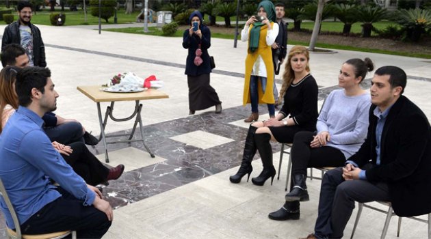 Öğretmen adaylarından ‘Atanamayana kız yok’ skeçli eylem