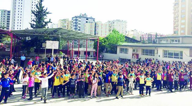 Öğretmen Zeynep Erdoğdu sosyal projelerin gözde okulu