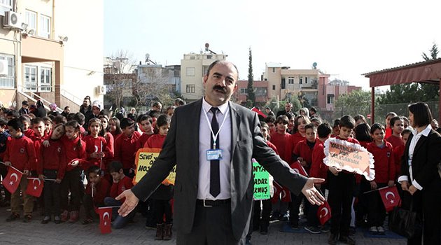 Öğretmenin karne töreninde bayrak paniği