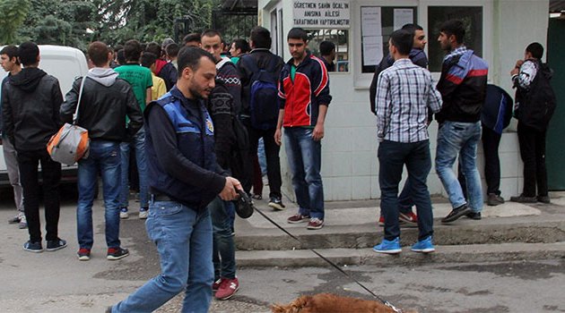 Okul bahçesinde narkotik köpeğiyle uyuşturucu araması