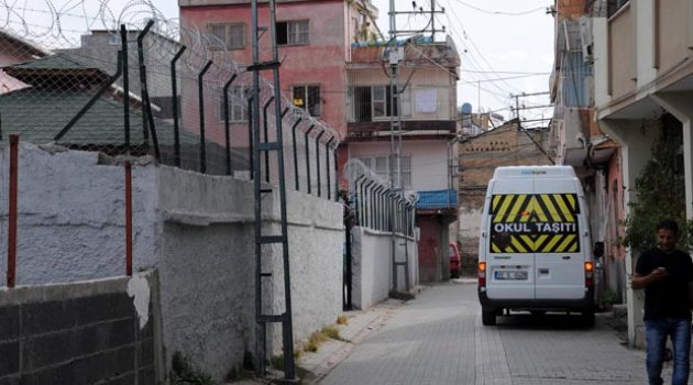 Okul duvarı jiletli telle çevrilince, hapishaneye döndü