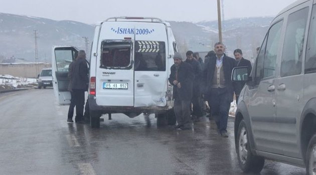 Okul servisi devrildi! 10 yaralı