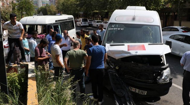 Okul servisi ile yolcu minibüsü çarpıştı! Yaralılar var
