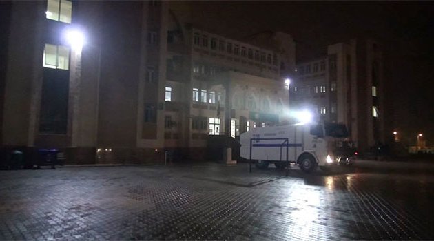 Okul yakmaya çalışan PKK yandaşlarını kadınlar engelledi