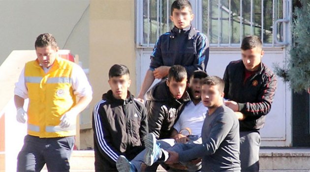 Okulda pompalı tüfekli, bıçaklı kavga: 4 yaralı