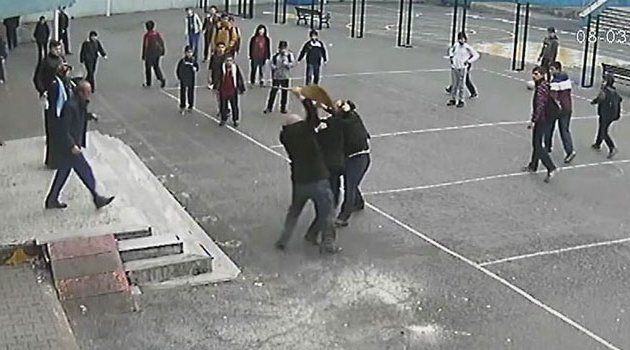 Okulun bahçesinde veliden öğretmene yumruklu saldırı!