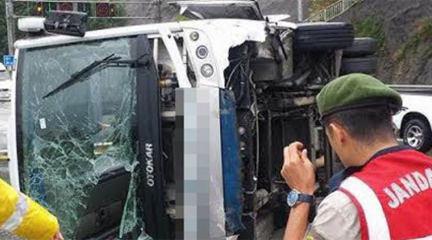 Yolcu otobüsü yan yattı: 24 yaralı