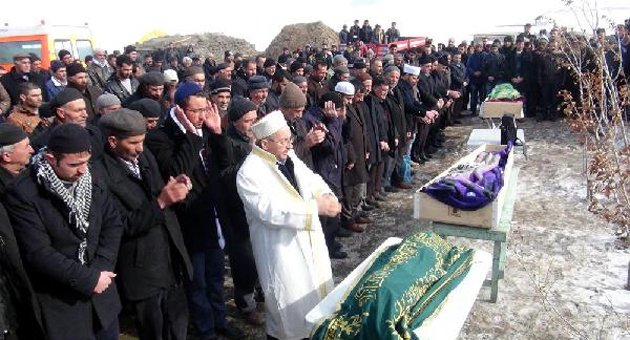 Öldürdüğü eşi ve 2 çocuğu ile yan yana toprağa verildi