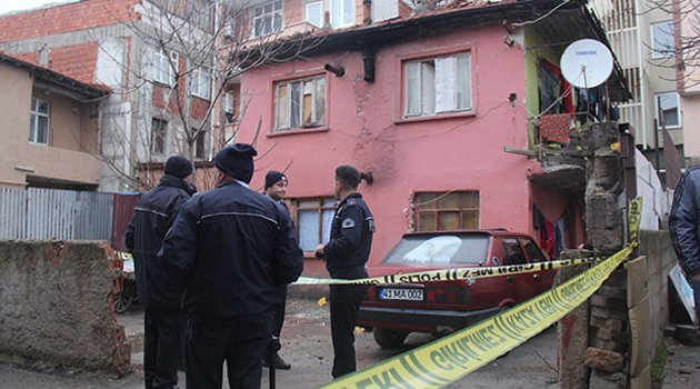 Öldürdüğü eşinin yanında bekledi