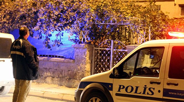 Önce eşini sonra çocuğunu bıçakladı