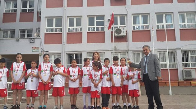 Önce mendili, sonra kupa ve madalyaları kaptılar