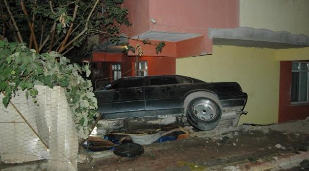 Önce yayaya çarptı sonra evin bahçesine girdi