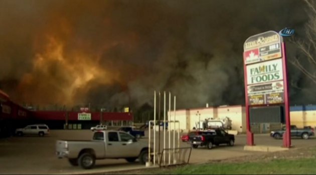 Orman yangını: 60 bin kişi tahliye edildi