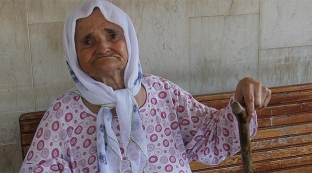 Ortada kalan yaşlı kadına 3 günlüğüne torunu sahip çıktı