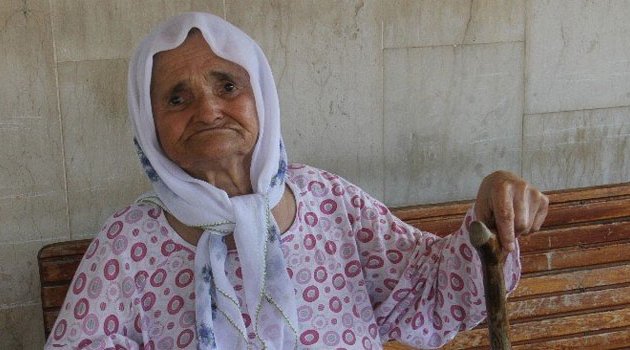 Ortada kalan yaşlı kadına polis sahip çıktı