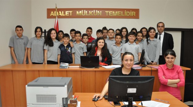 Ortaokul öğrencileri ‘Hukuk ve Adalet’ için Adana Adliyesi’nde
