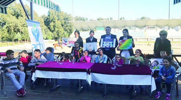 Otizm için farkındalık yarattılar