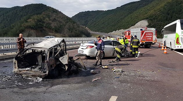 Otobanda feci kaza! Yanarak can verdiler