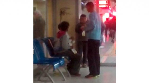 Otobüs durağında bali çektiler