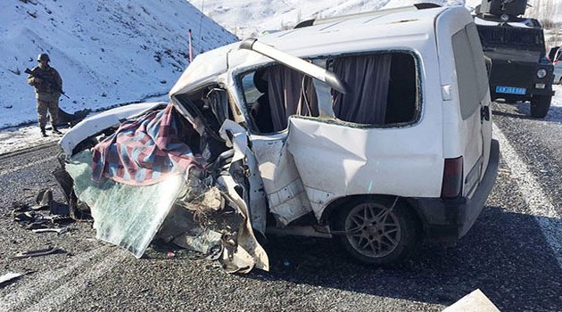 Otobüs ile hafif ticari araç çarpıştı! 2 ölü 4 yaralı