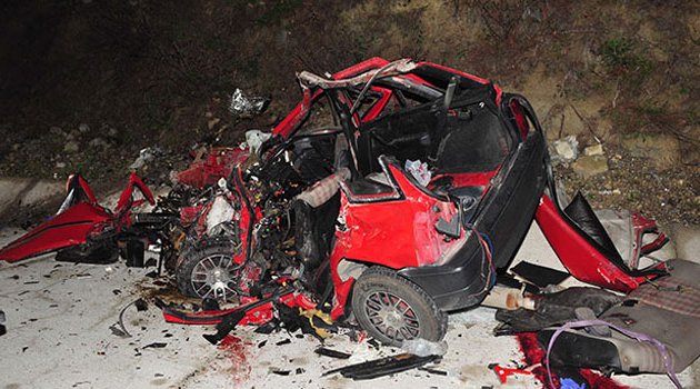 Otobüs ile otomobil kafa kafaya çarpıştı! 3 ölü 12 yaralı