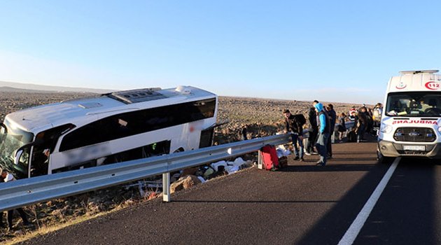Otobüs şarampole devrildi! 15 yaralı