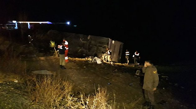 Otobüs tarlaya devrildi! 10 yaralı