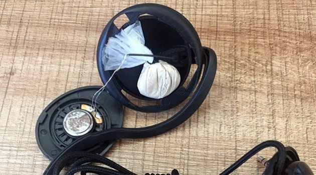Otobüsteki yolcunun kulaklığından uyuşturucu çıktı