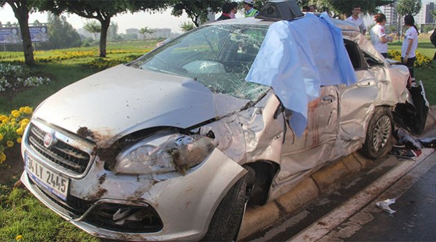 Otobüsün çarptığı otomobilin kadın sürücüsü hayatını kaybetti