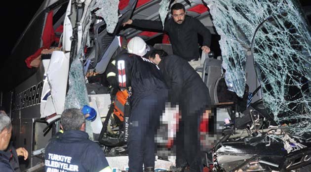 Otobüsün önü yok oldu: 2 ölü, 13 yaralı