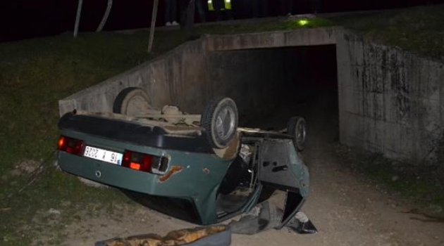 Otomobil 3 metre yükseklikten alt yol girişine düştü: 6 yaralı
