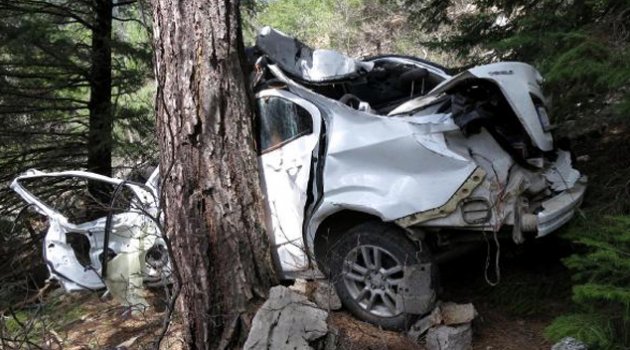 Otomobil 50 metrelik uçuruma yuvarlandı: 1 ölü, 2 yaralı