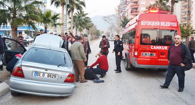 Otomobil ağaca çarpıp yan yattı