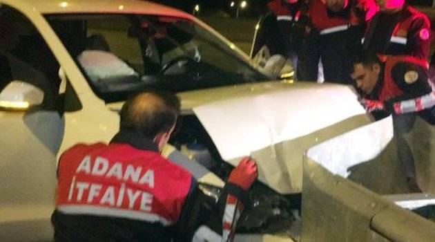 Otomobil Bariyerlere Çarptı: 1 Yaralı