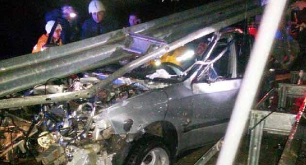 Otomobil bariyerlere çarptı, sürücü ölümden döndü