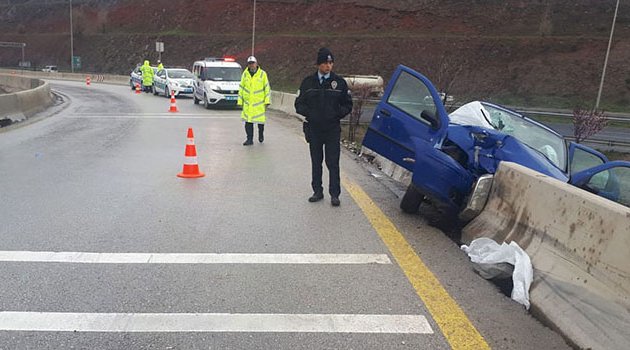Otomobil beton bariyerlere çarptı! 1 ölü 2 ağır yaralı