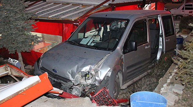 Otomobil büfenin bahçesine uçtu! 1 ölü 2 yaralı