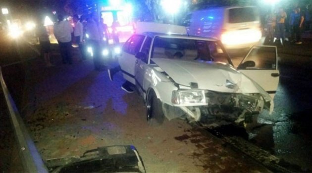 Otomobil direğe çarptı: 2 yaralı