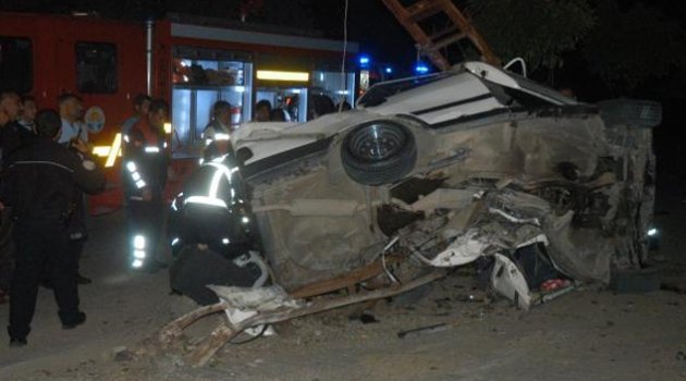 Otomobil, elektrik direğine çarptı: 2 ölü, 2 yaralı