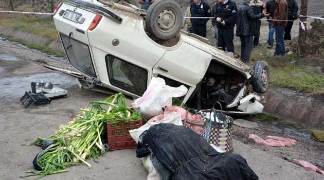 Otomobil, emniyet şeridine park eden otomobile çarptı: 1 ölü