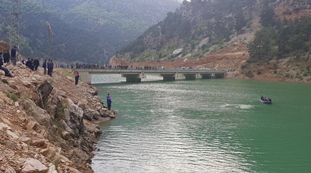 Otomobil gölete uçtu, 4 kişi kayıp
