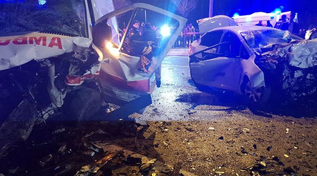 Otomobil ile ambulans çarpıştı! 5 ölü 2 yaralı