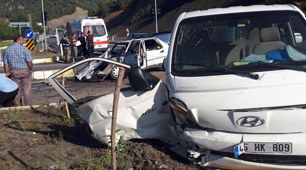 Otomobil ile kamyonet çarpıştı! 9 yaralı var
