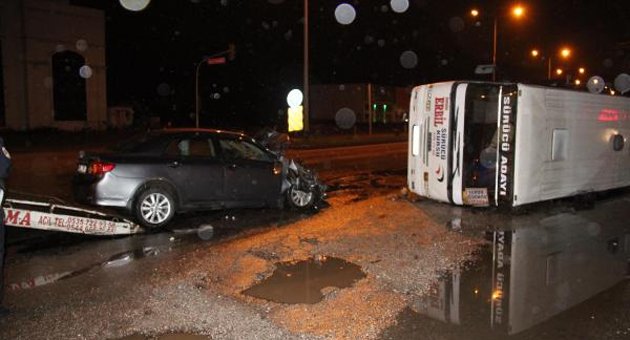Otomobil ile midibüs çarpıştı: 1 ölü, 2 yaralı